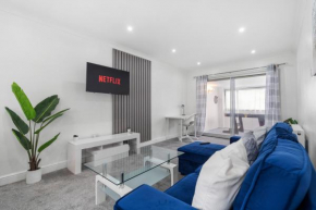 Staines House-3bed-Sleeps7- FreeP-Close to Airport